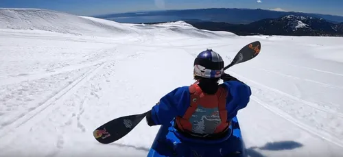 Chili : un kayakiste descend le sommet d’un volcan enneigé (vidéo)