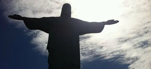 Brésil : dépassée, Sao Paulo organise des enterrements de nuit