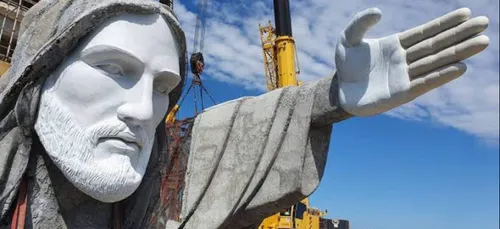 Une petite ville du sud du Brésil construit une statue du Christ...
