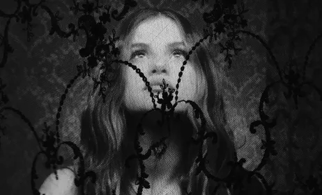 Selena Gomez change littéralement de tête et passe au blond polaire...