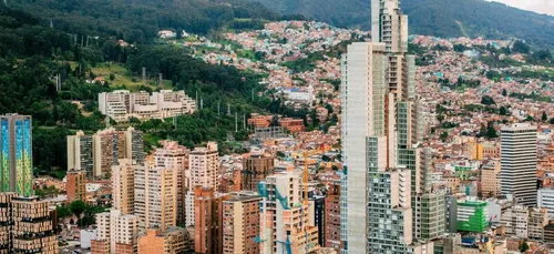 Colombie : J Balvin, Karol G, Maluma s’insurgent contre la nouvelle...