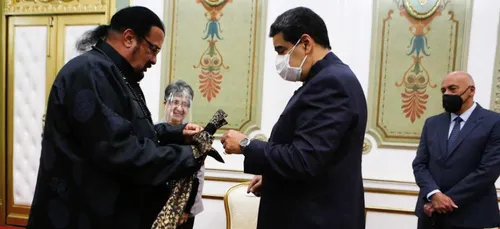 Steven Seagal remet un sabre à Nicolas Maduro