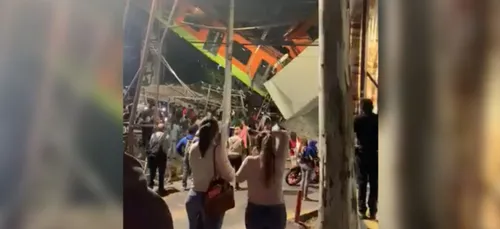 Les proches des victimes de l’accident de métro à Mexico City...