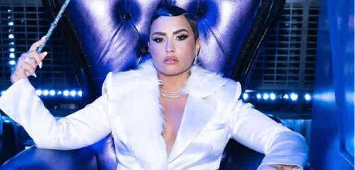 Demi Lovato dévoile une collection de masques pour célébrer le mois...