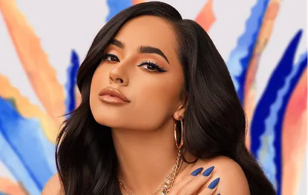 Becky G lance sa propre ligne de maquillage inspirée de son amour...