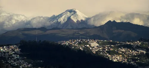 Equateur : le tribunal électoral confirme la destitution du maire...