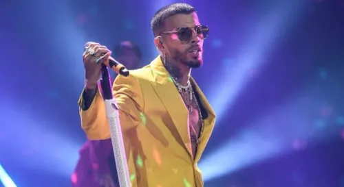 Quand Rauw Alejandro reçoit un cadeau très particulier sur scène...