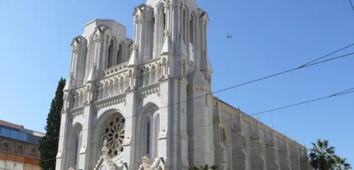 Un homme de 26 ans a pénétré dans la basilique Notre-Dame à Nice et...