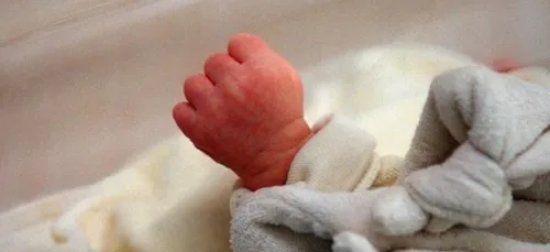 Un bébé de 2 ans est mort - Son père est en garde à vue