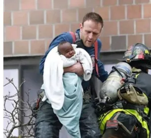 NEW YORK  Une tour du Bronx en feu plusieurs morts dont des enfants...