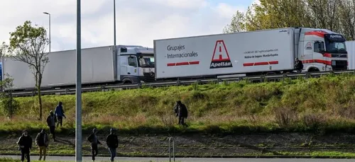 Plusieurs migrants découverts dans un camion frigorifique