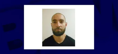 Arnaud B est armé et circule dans une Peugeot