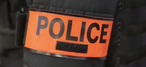 Paris : Des policiers tirent sur un homme armé d'un couteau à la...