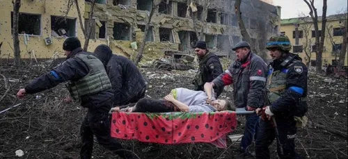 La femme enceinte évacuée sur une civière après le bombardement de...