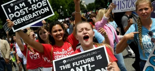 Droit à l'avortement aux États-Unis -  la Cour suprême révoque le...