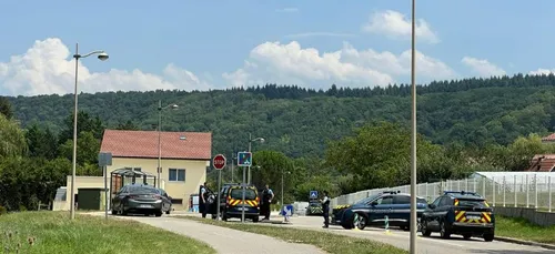 Un individu d'une vingtaine d'années, retranché depuis mardi soir,...