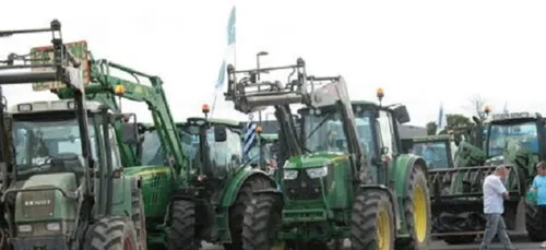 Des centaines de tracteurs convergent vers Paris
