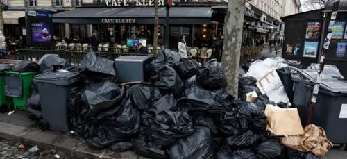 Les déchets s'accumulent, sur les trottoirs de Paris