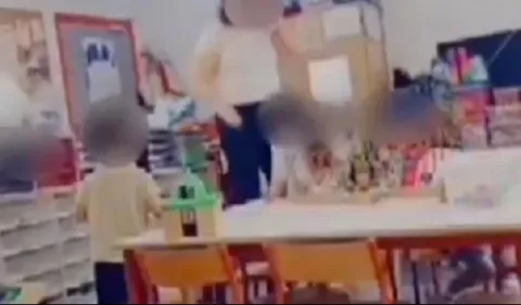 Les images choquantes d'une enseignante qui frappe une enfant de 3...
