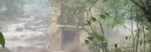 Une maison avec 2 personnes âgées à l'intérieur emportée par les...