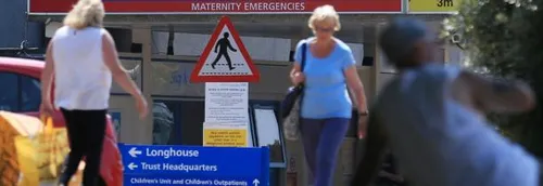 Une infirmière inculpée de huit meurtres et dix tentatives de...