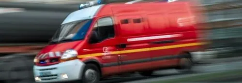 Un jeune homme en état d'urgence absolu après avoir été poignardé...