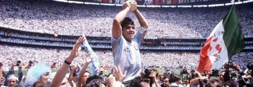 Le cortège, impressionnant, autour du corps de Maradona