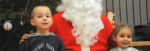 Un Père Noël testé positif au Covid-19 a exposé plus de cinquante...