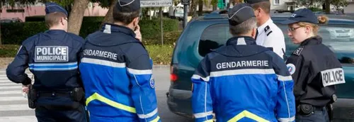 Trois gendarmes blessés et leur véhicule incendié alors qu'ils...