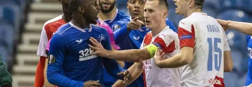 Un joueur de football suspendu 10 mois pour avoir proféré des...