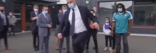 La vidéo insolite de Jean-Michel Blanquer jouant à la marelle lors...