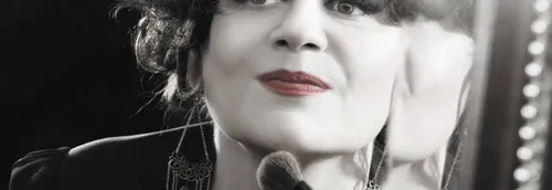 Lisa Angell dans le Grand Studio avec Mona FM