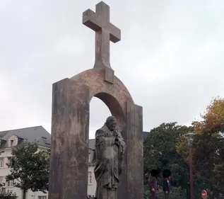 Le rapporteur public demande que la croix qui surplombe la statue...