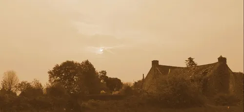 La Bretagne plongée dans une atmosphère crépusculaire hier
