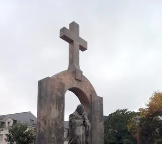 Le sort de la statue de JPII, à Ploërmel, agite la sphère politique...
