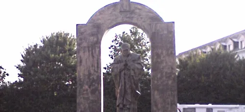 2 pétitions contre le retrait de la croix de la statue de JPII à...