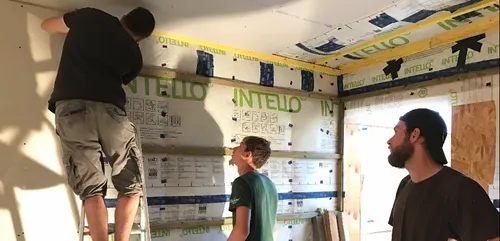 Etudiants, ils auto-construisent leur maison