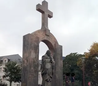 Le déplacement de la statue de JPII, à Ploërmel, n'est plus qu'une...
