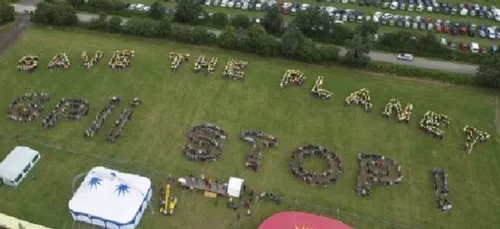 Environ 30 000 personnes se seraient regroupés, ce WE, à NDDL pour...