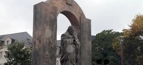 C'est le grand jour, à Ploërmel... La statue de Jean Paul II va...