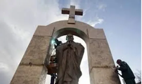 Environ 150 personnes ont assisté au déplacement de la statue de...