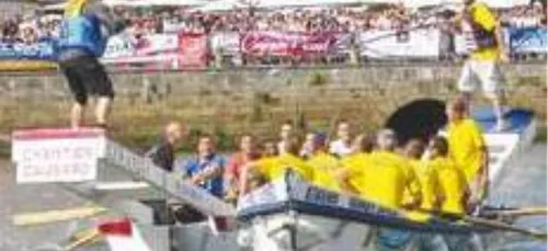 Du monde et du spectacle sur les rives et sur les eaux du port de...