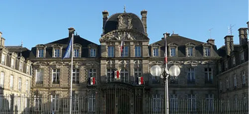 Quelques dizaines de personnes regroupées hier devant la Préfecture...
