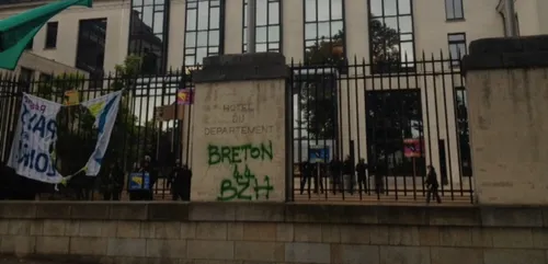 La présidente de la région Pays de la Loire visée par des militants...