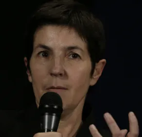 Christine Angot dépose plainte pour « injures à caractère racial et...