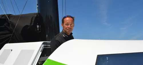 32m de long pour 23 de large, un mât de 34m de hauteur et 700 m² de...