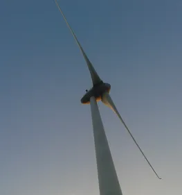 Une éolienne en feu à Ambon