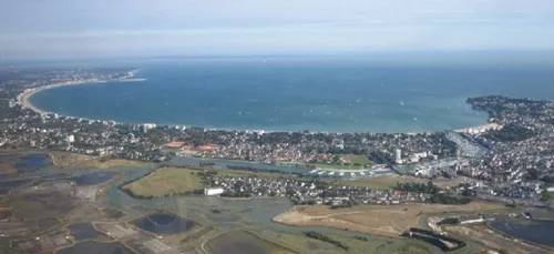 A La Baule, vous pouvez vous rendre sur la plage en véhicule...