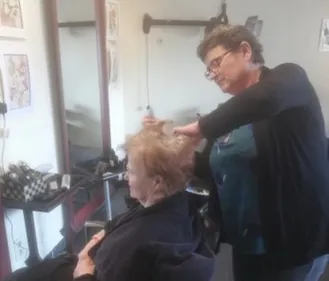 VALERIE EST UNE COIFFEUSE PASSIONNEE PAR SON METIER