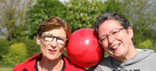 FOOTEUSES A TOUT AGE ! DECOUVREZ LES MAMIES FOOT AVEC LA PRESIDENTE...